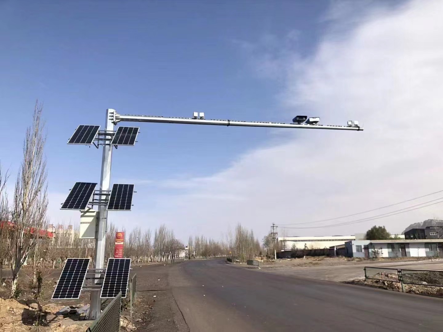 太陽能供電道路監(jiān)控安裝